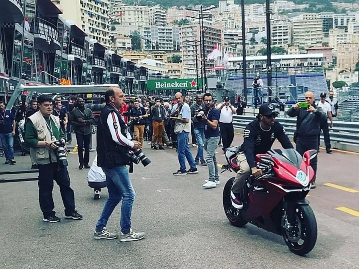 Lewis Hamilton al GP di Montecarlo con la MV F4 da 212 cavalli (2)