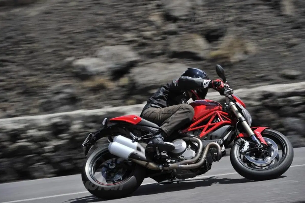 Ducati Monster 1100 Evo   (2)
