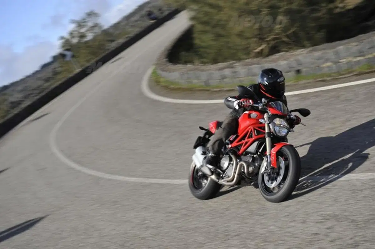 Ducati Monster 1100 Evo   (3)