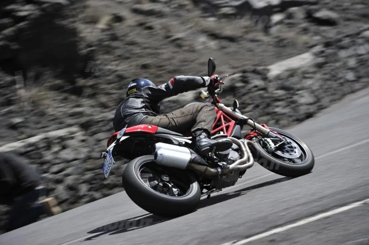 Ducati Monster 1100 Evo   (4)
