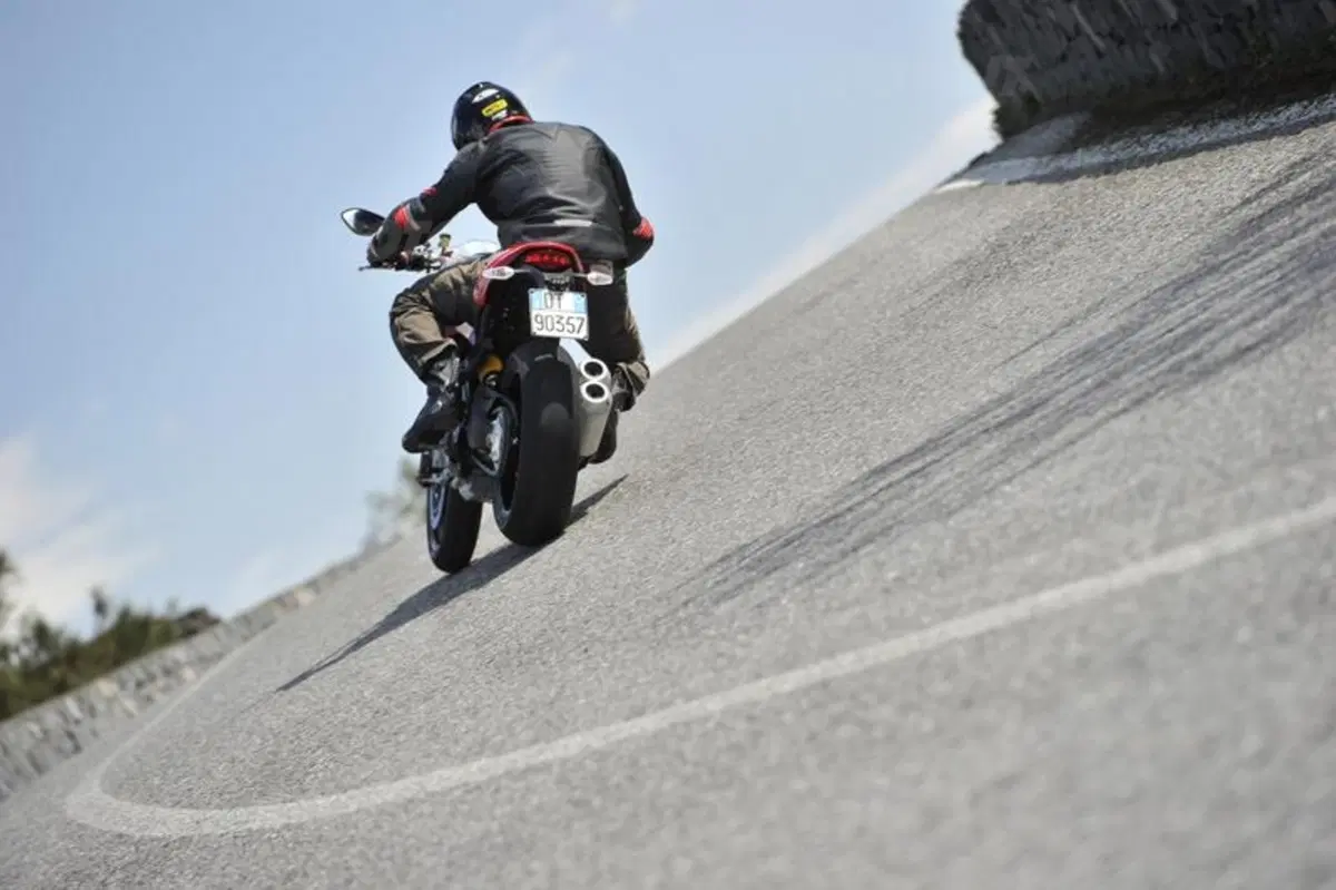 Ducati Monster 1100 Evo   (6)