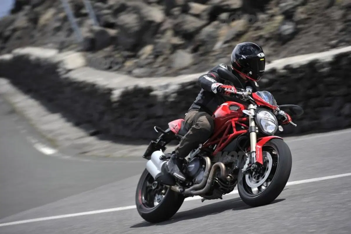 Ducati Monster 1100 Evo   (9)