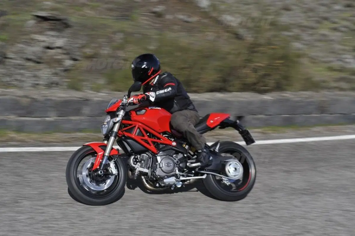 Ducati Monster 1100 Evo   (12)