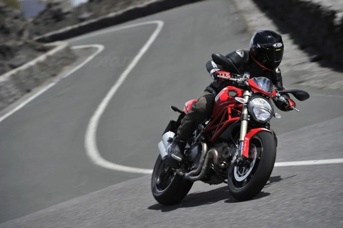 Ducati Monster 1100 Evo   (14)