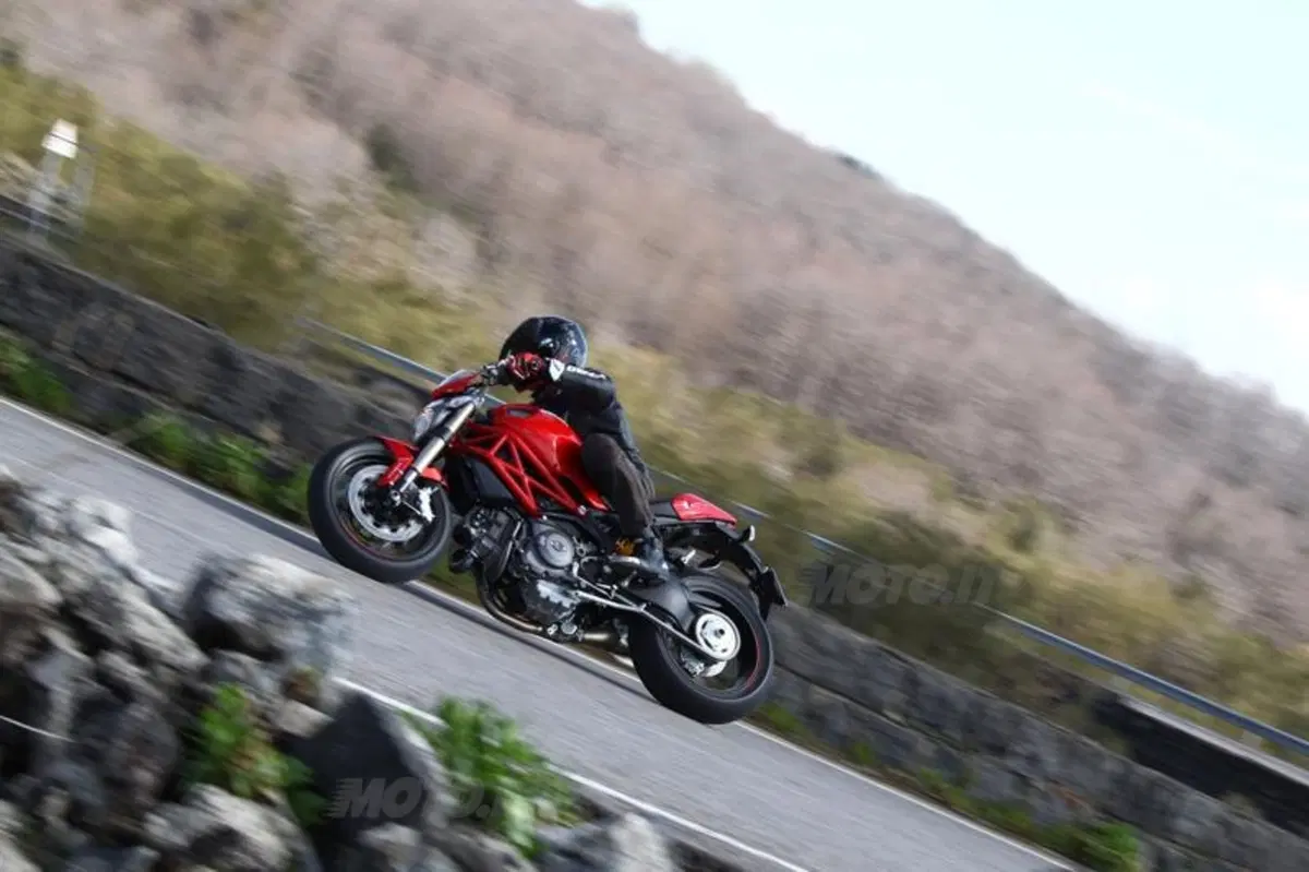 Ducati Monster 1100 Evo   (16)