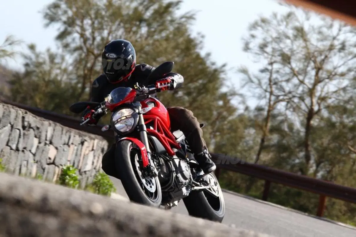 Ducati Monster 1100 Evo   (17)