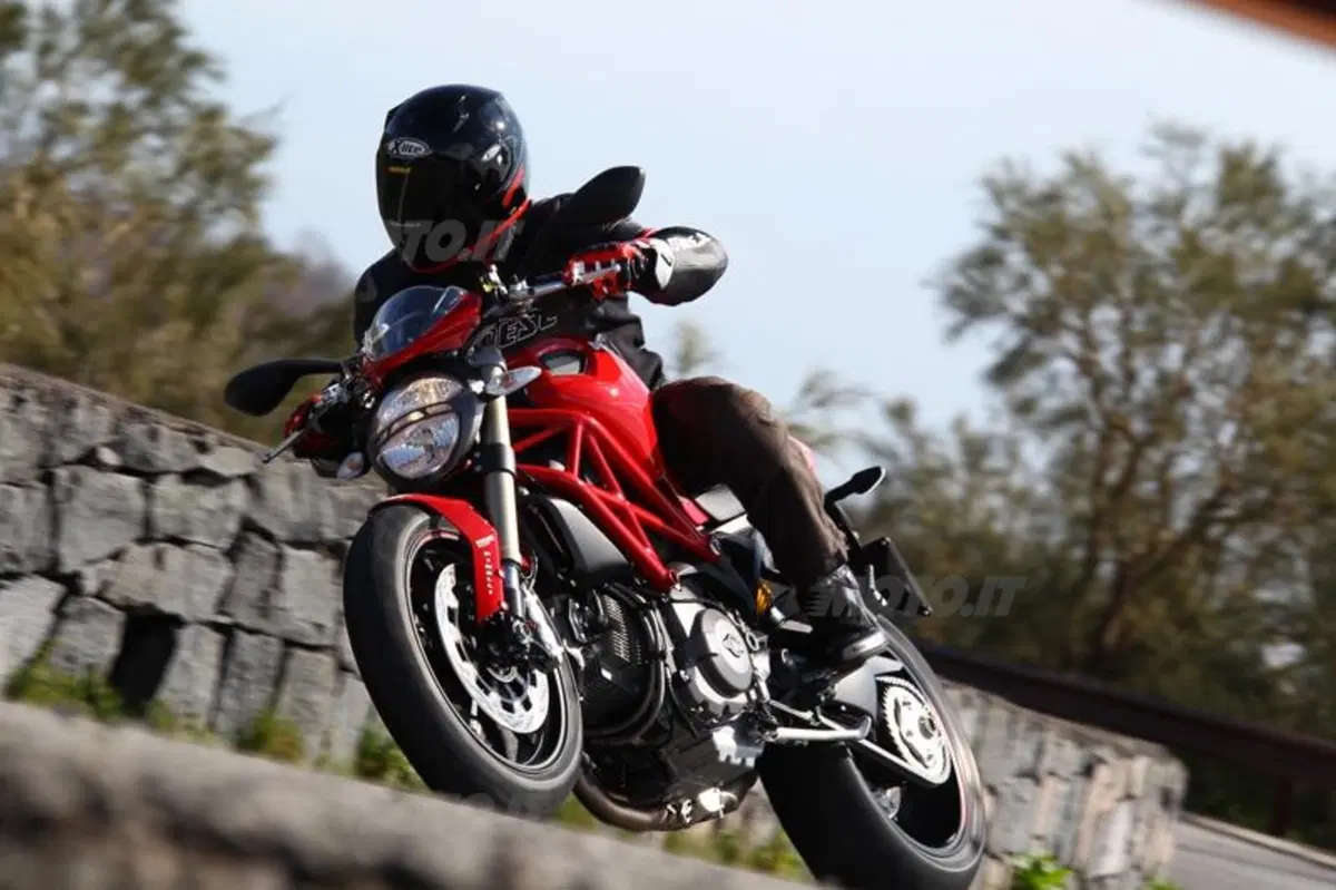 Ducati Monster 1100 Evo   (18)