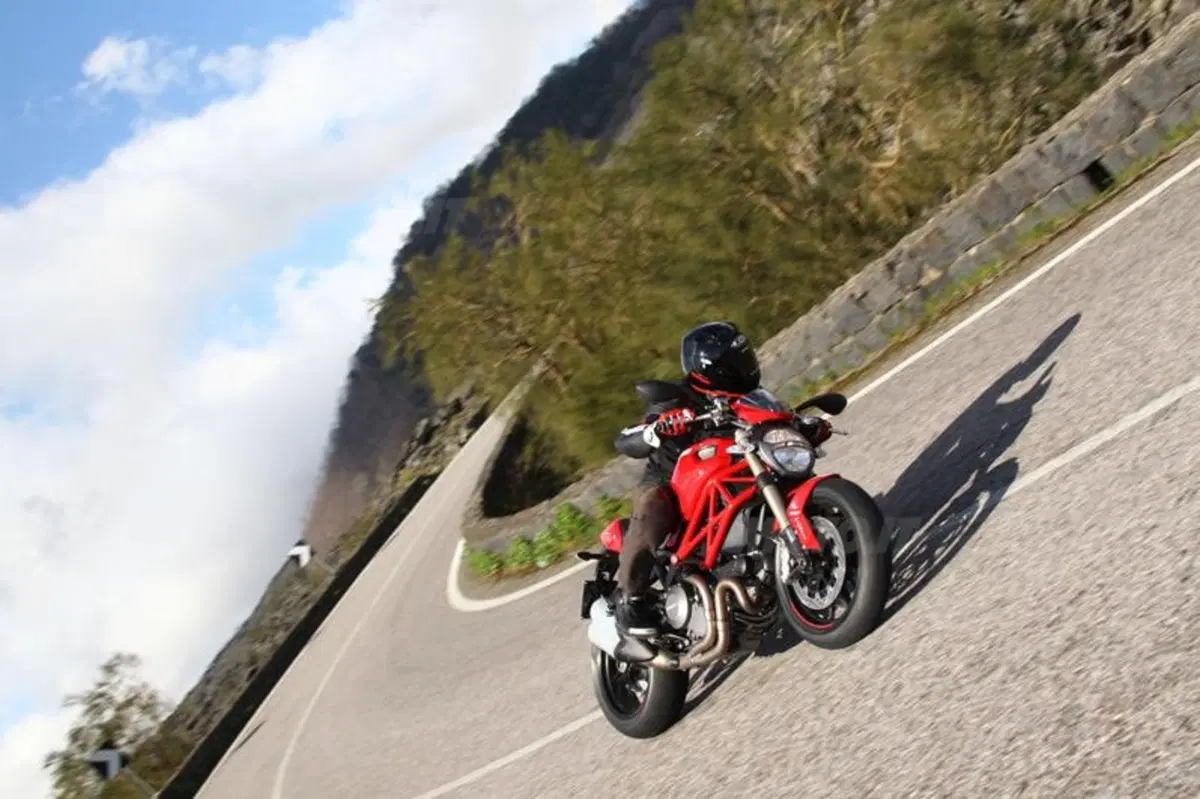 Ducati Monster 1100 Evo   (19)