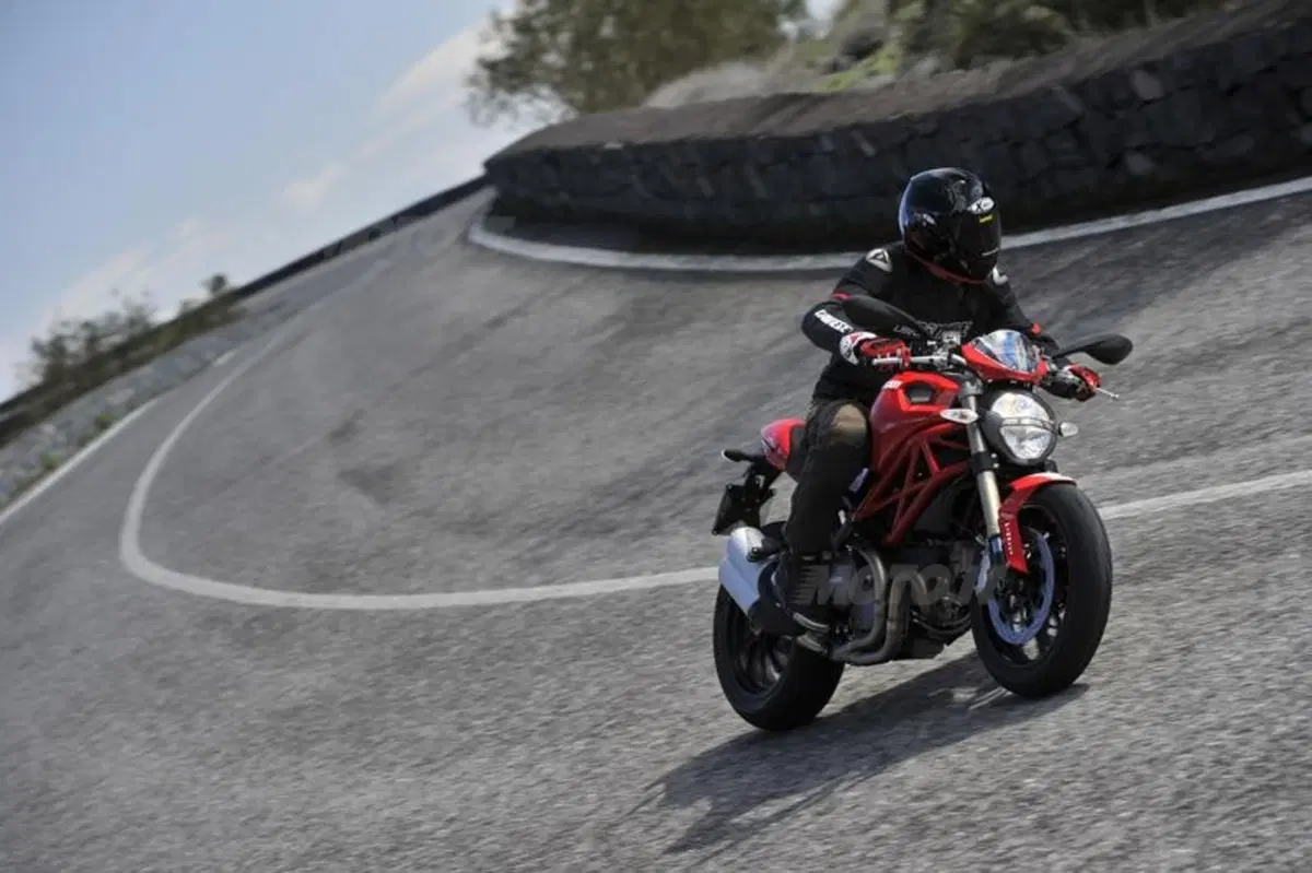 Ducati Monster 1100 Evo   (24)