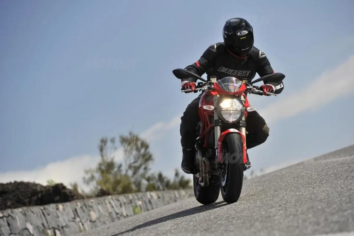 Ducati Monster 1100 Evo   (26)