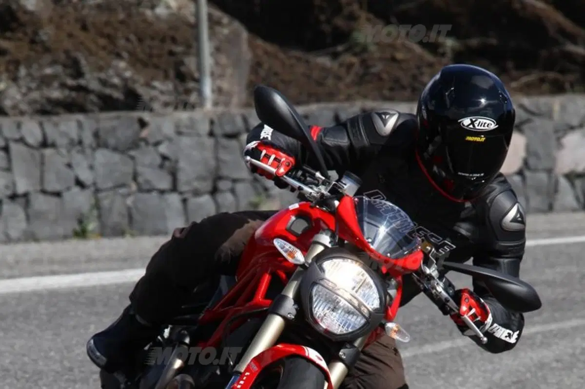 Ducati Monster 1100 Evo   (28)