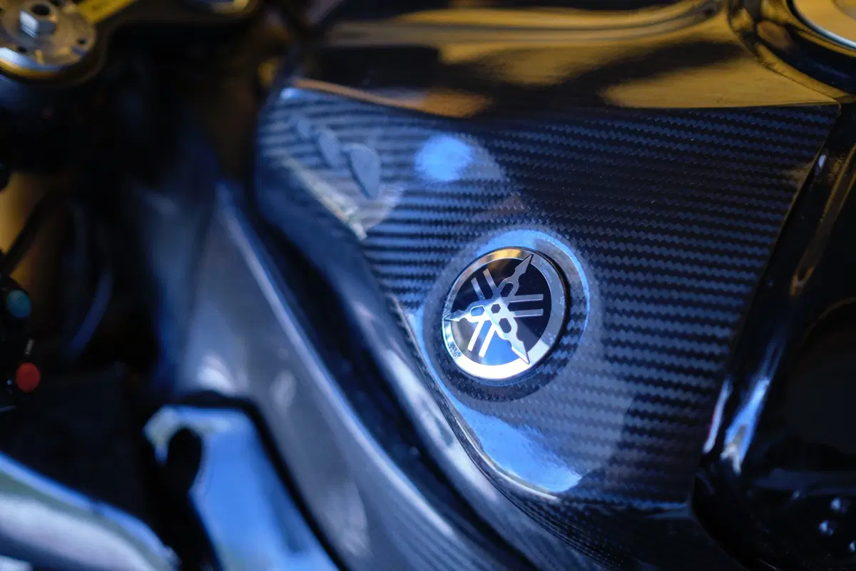 BMW S1000RR e Yamaha YZF-R1 stock Pirelli: le moto di Luca Salvadori e Fabrizio Lai (9)