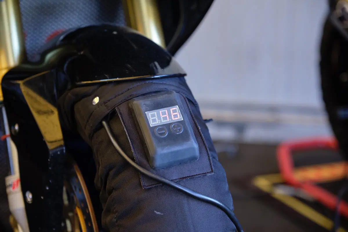 BMW S1000RR e Yamaha YZF-R1 stock Pirelli: le moto di Luca Salvadori e Fabrizio Lai (10)