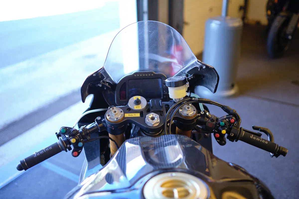 BMW S1000RR e Yamaha YZF-R1 stock Pirelli: le moto di Luca Salvadori e Fabrizio Lai (11)
