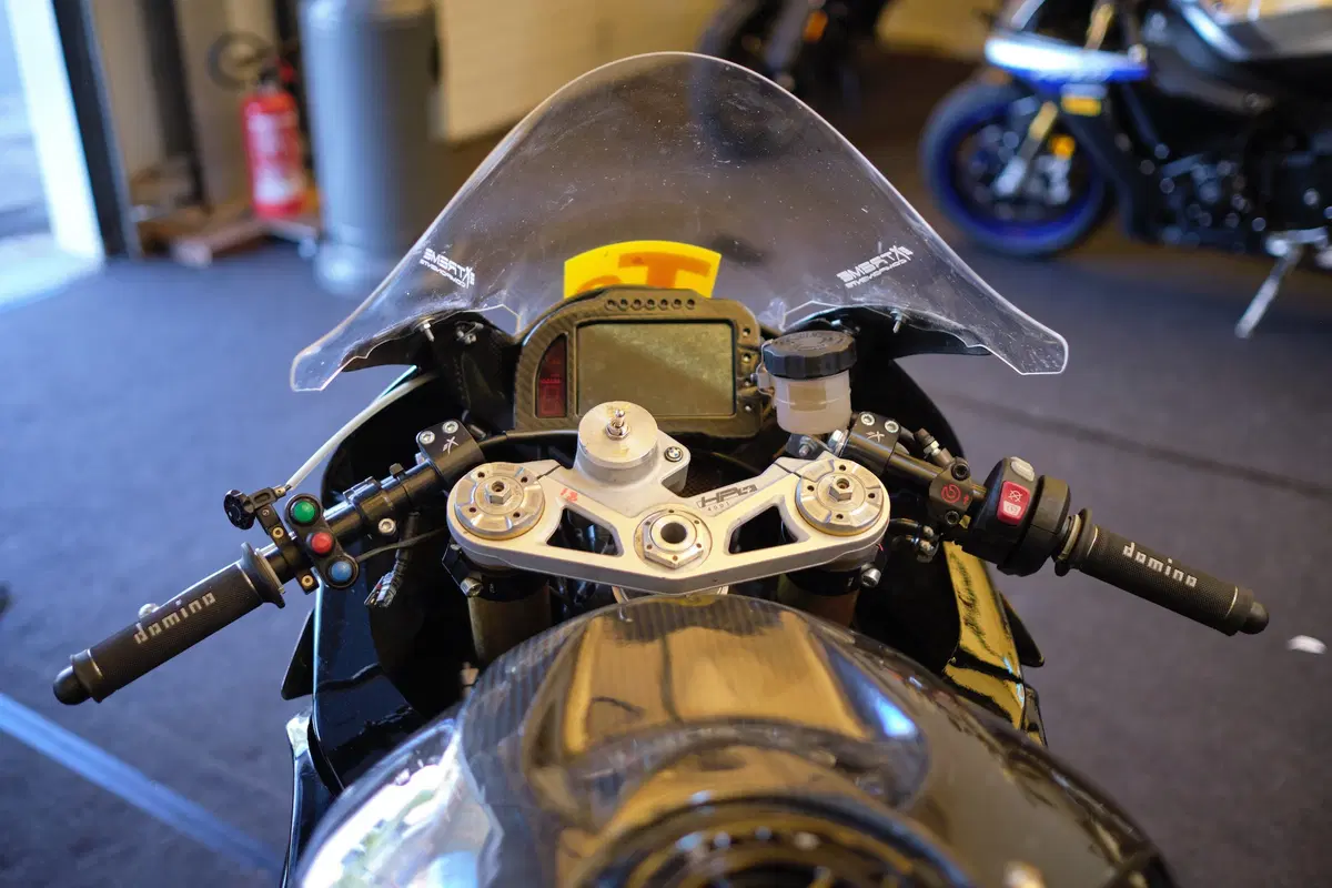 BMW S1000RR e Yamaha YZF-R1 stock Pirelli: le moto di Luca Salvadori e Fabrizio Lai (12)