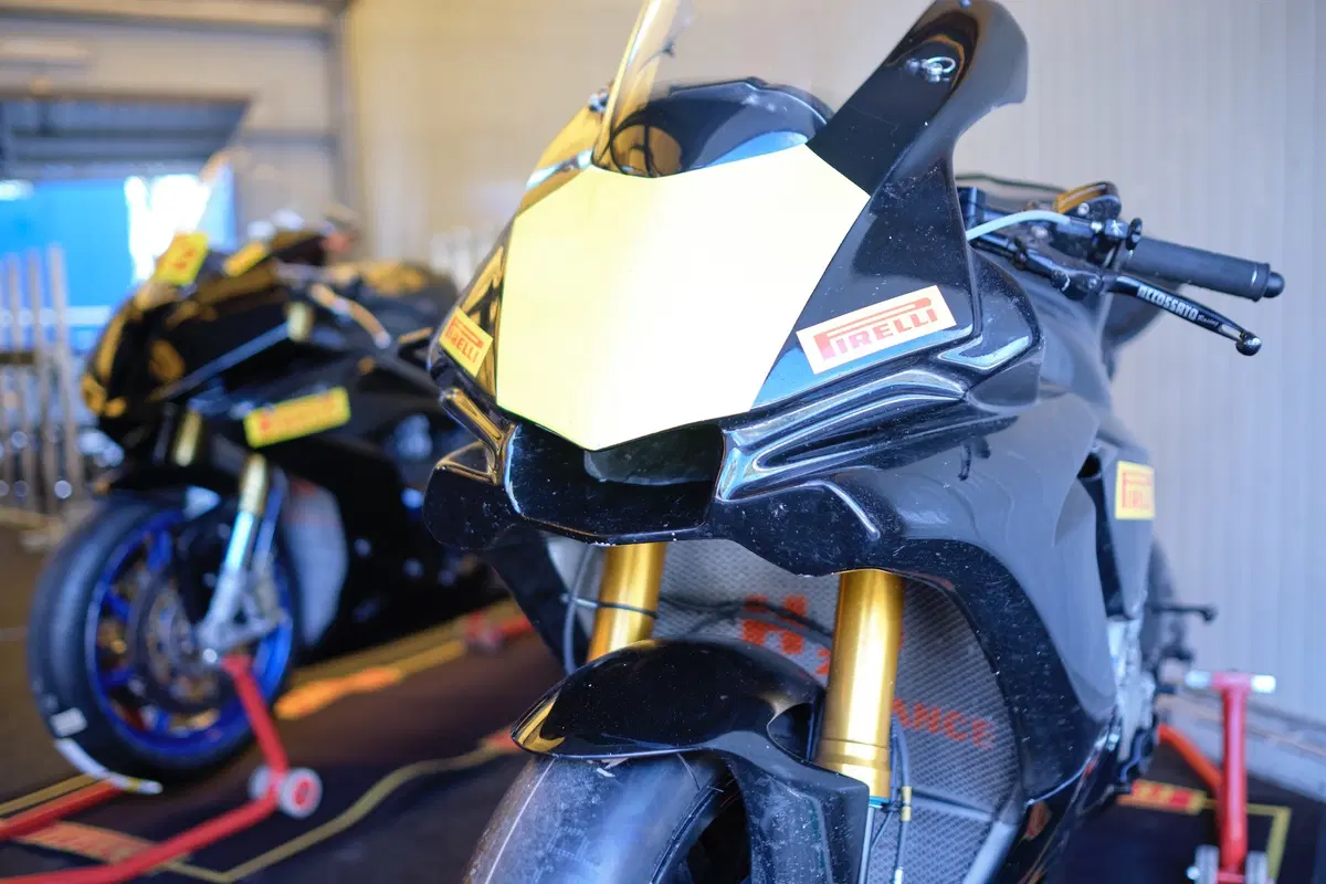 BMW S1000RR e Yamaha YZF-R1 stock Pirelli: le moto di Luca Salvadori e Fabrizio Lai (13)