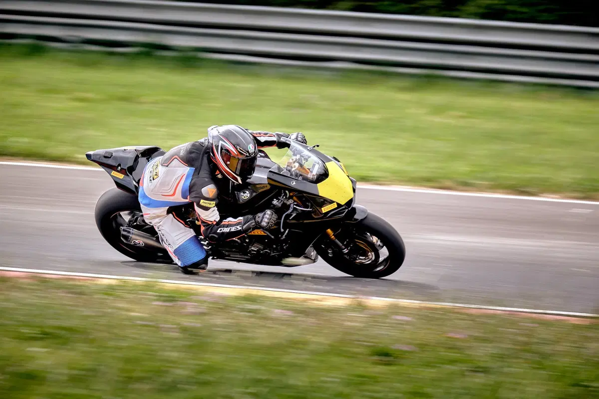 BMW S1000RR e Yamaha YZF-R1 stock Pirelli: le moto di Luca Salvadori e Fabrizio Lai