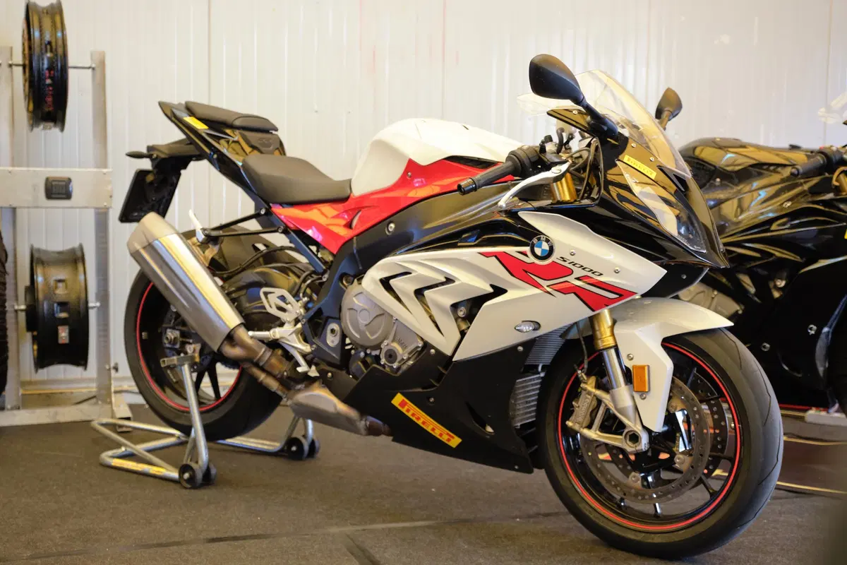BMW S1000RR e Yamaha YZF-R1 stock Pirelli: le moto di Luca Salvadori e Fabrizio Lai (14)