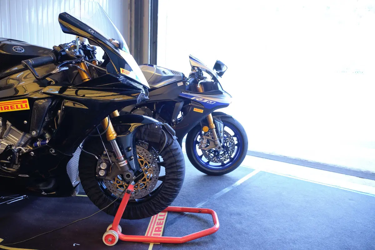 BMW S1000RR e Yamaha YZF-R1 stock Pirelli: le moto di Luca Salvadori e Fabrizio Lai (15)