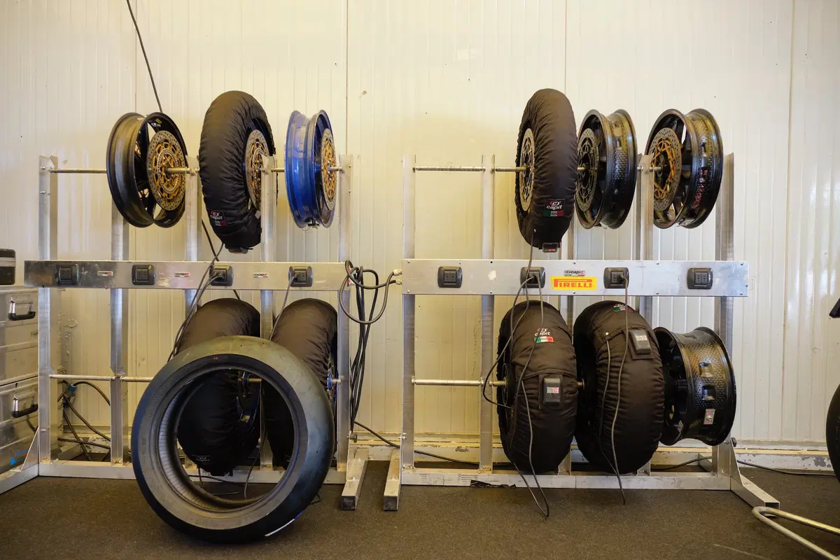 BMW S1000RR e Yamaha YZF-R1 stock Pirelli: le moto di Luca Salvadori e Fabrizio Lai (16)