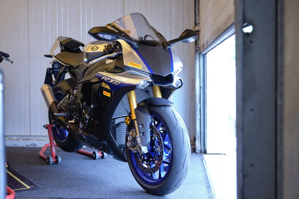BMW S1000RR e Yamaha YZF-R1 stock Pirelli: le moto di Luca Salvadori e Fabrizio Lai (17)
