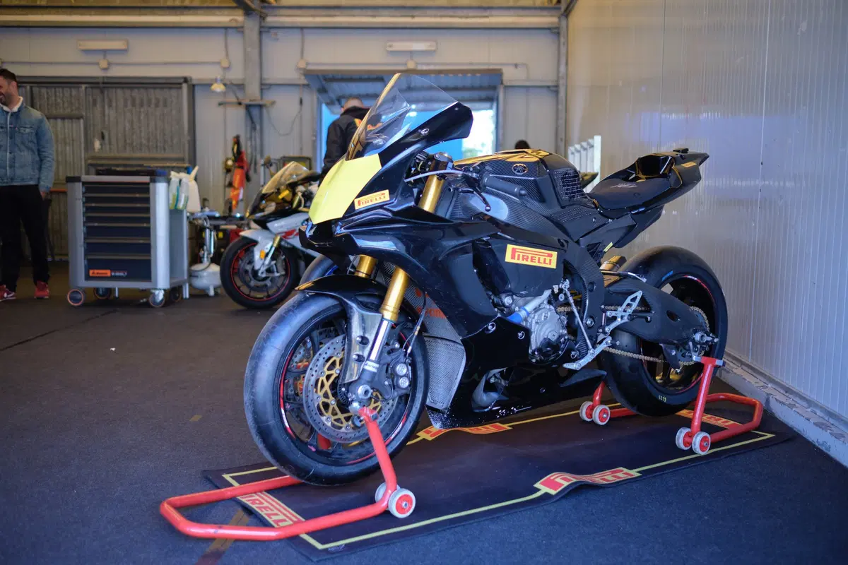BMW S1000RR e Yamaha YZF-R1 stock Pirelli: le moto di Luca Salvadori e Fabrizio Lai (18)