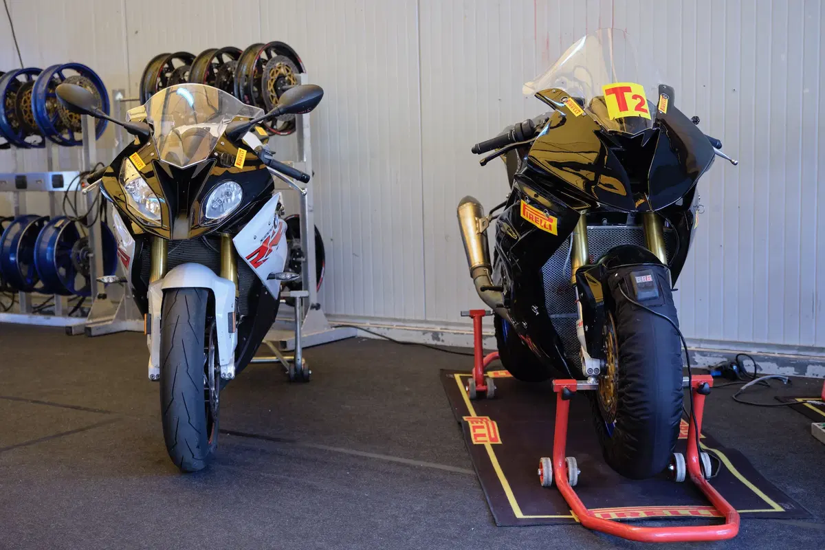 BMW S1000RR e Yamaha YZF-R1 stock Pirelli: le moto di Luca Salvadori e Fabrizio Lai (19)