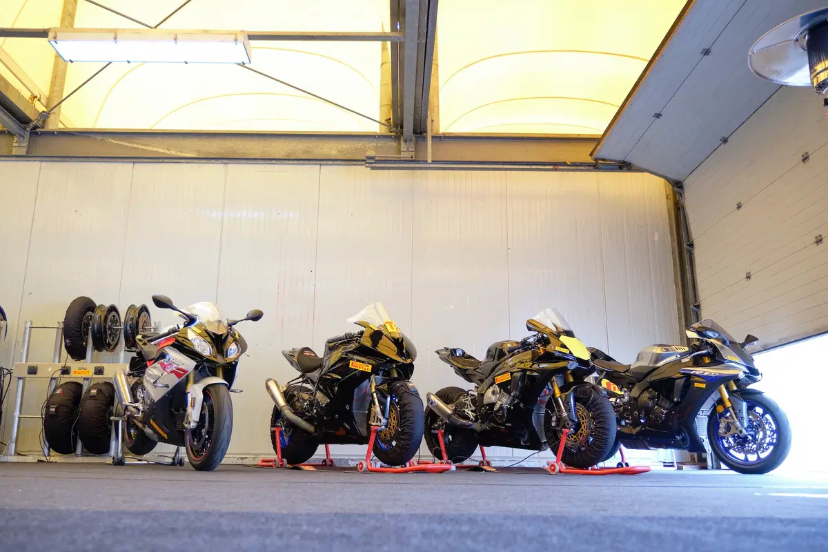 BMW S1000RR e Yamaha YZF-R1 stock Pirelli: le moto di Luca Salvadori e Fabrizio Lai (20)