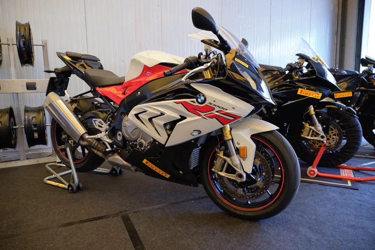BMW S1000RR e Yamaha YZF-R1 stock Pirelli: le moto di Luca Salvadori e Fabrizio Lai (21)