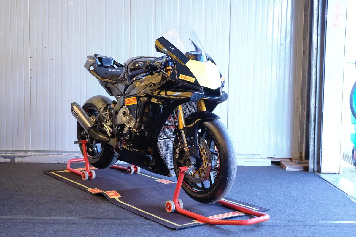 BMW S1000RR e Yamaha YZF-R1 stock Pirelli: le moto di Luca Salvadori e Fabrizio Lai (22)