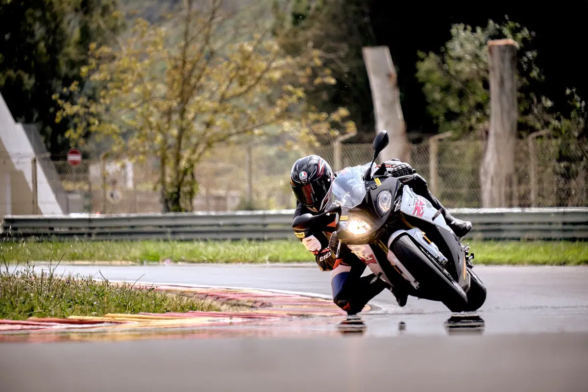 BMW S1000RR e Yamaha YZF-R1 stock Pirelli: le moto di Luca Salvadori e Fabrizio Lai (3)