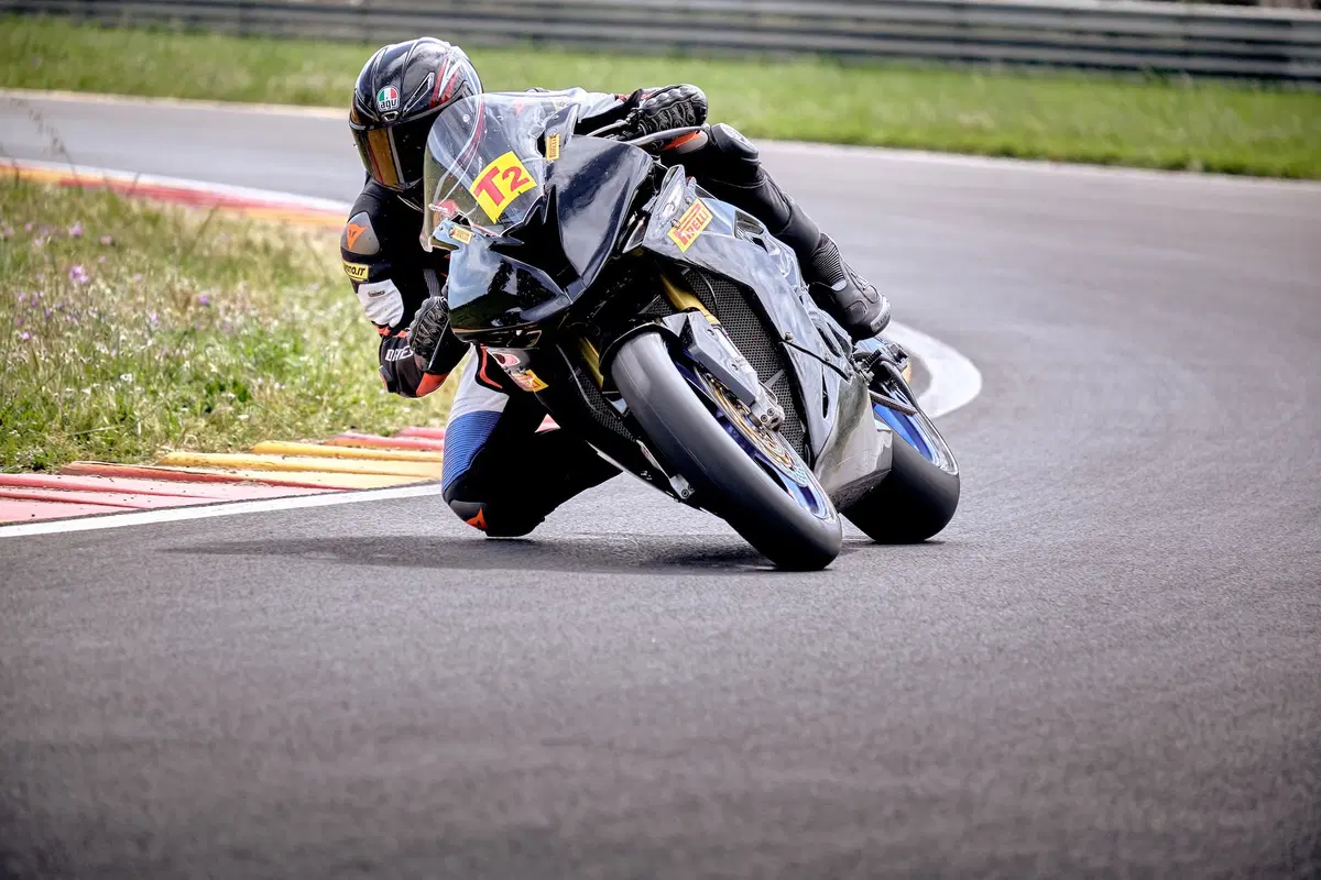 BMW S1000RR e Yamaha YZF-R1 stock Pirelli: le moto di Luca Salvadori e Fabrizio Lai (4)