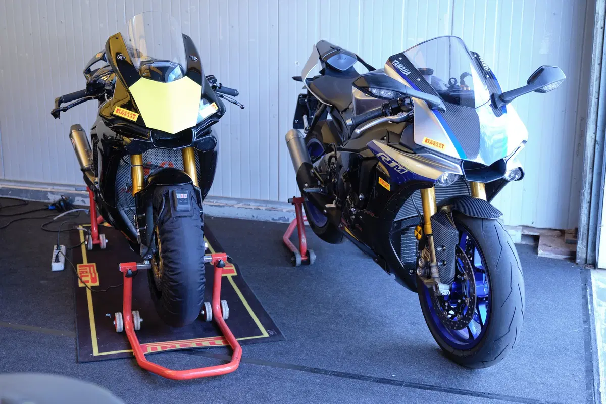 BMW S1000RR e Yamaha YZF-R1 stock Pirelli: le moto di Luca Salvadori e Fabrizio Lai (23)