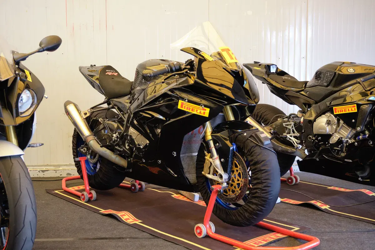 BMW S1000RR e Yamaha YZF-R1 stock Pirelli: le moto di Luca Salvadori e Fabrizio Lai (24)