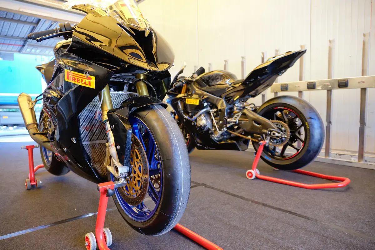 BMW S1000RR e Yamaha YZF-R1 stock Pirelli: le moto di Luca Salvadori e Fabrizio Lai (25)