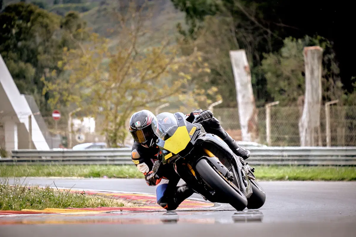 BMW S1000RR e Yamaha YZF-R1 stock Pirelli: le moto di Luca Salvadori e Fabrizio Lai (8)