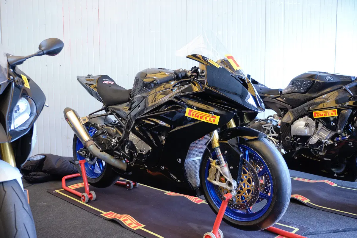 BMW S1000RR e Yamaha YZF-R1 stock Pirelli: le moto di Luca Salvadori e Fabrizio Lai (26)