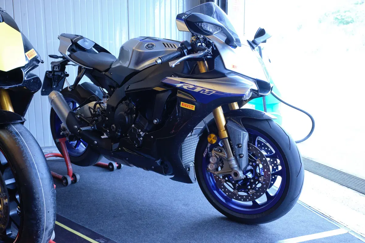 BMW S1000RR e Yamaha YZF-R1 stock Pirelli: le moto di Luca Salvadori e Fabrizio Lai (27)