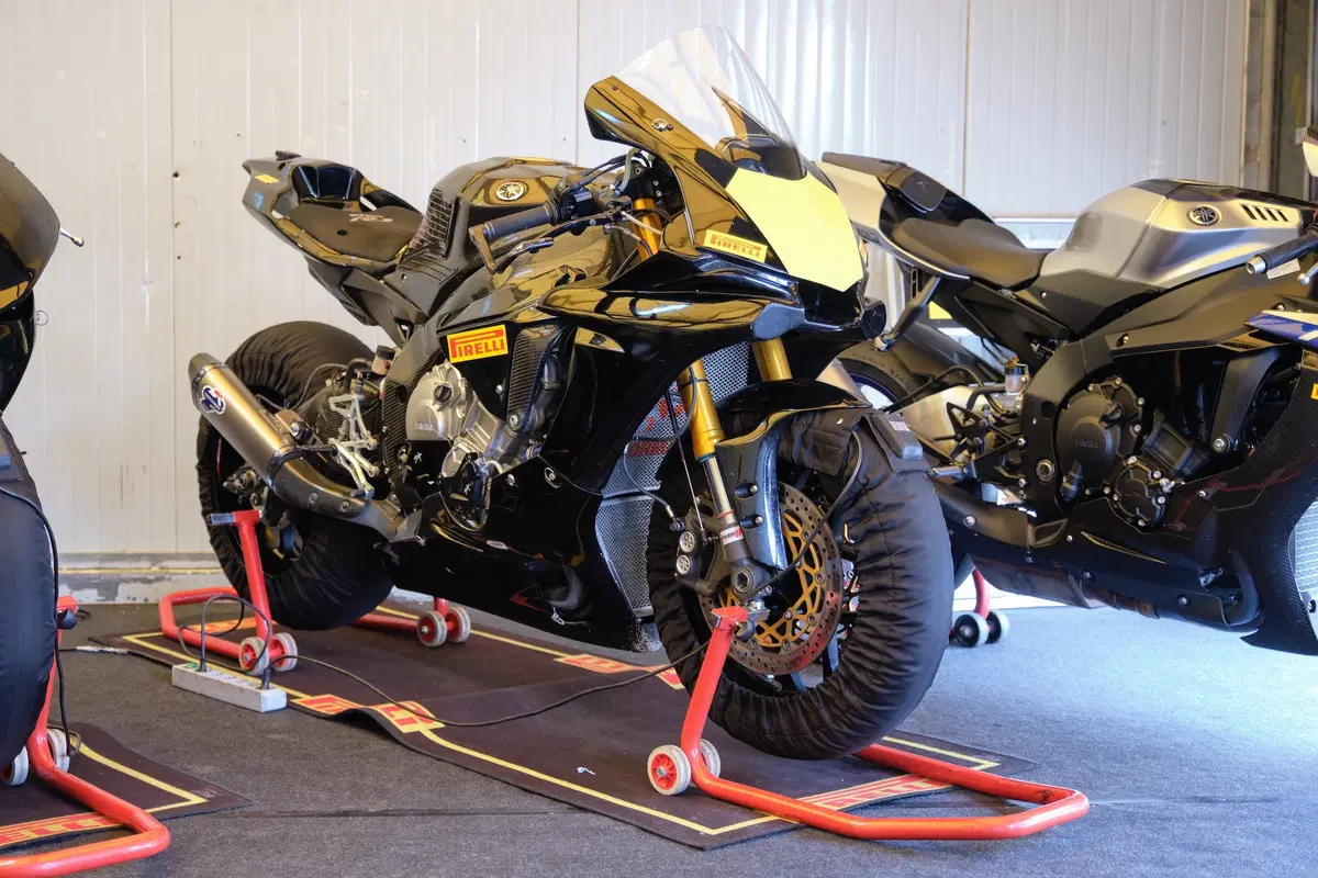 BMW S1000RR e Yamaha YZF-R1 stock Pirelli: le moto di Luca Salvadori e Fabrizio Lai (28)