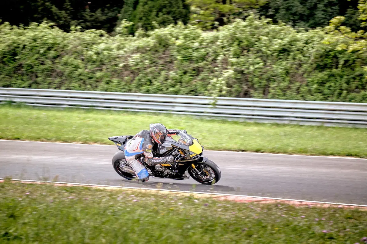 BMW S1000RR e Yamaha YZF-R1 stock Pirelli: le moto di Luca Salvadori e Fabrizio Lai (2)