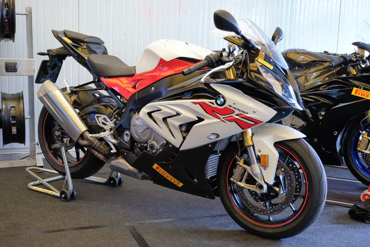 BMW S1000RR e Yamaha YZF-R1 stock Pirelli: le moto di Luca Salvadori e Fabrizio Lai (29)