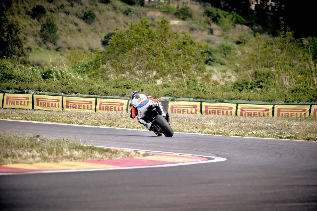 BMW S1000RR e Yamaha YZF-R1 stock Pirelli: le moto di Luca Salvadori e Fabrizio Lai (7)