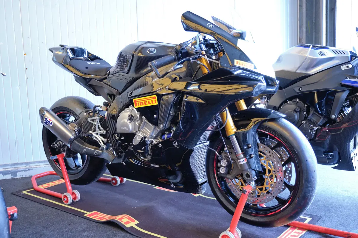 BMW S1000RR e Yamaha YZF-R1 stock Pirelli: le moto di Luca Salvadori e Fabrizio Lai (30)