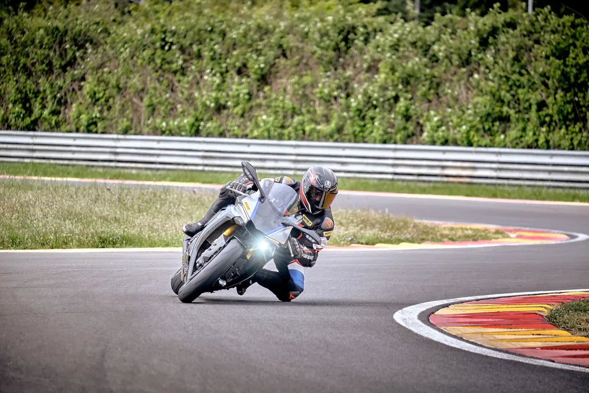 BMW S1000RR e Yamaha YZF-R1 stock Pirelli: le moto di Luca Salvadori e Fabrizio Lai (5)