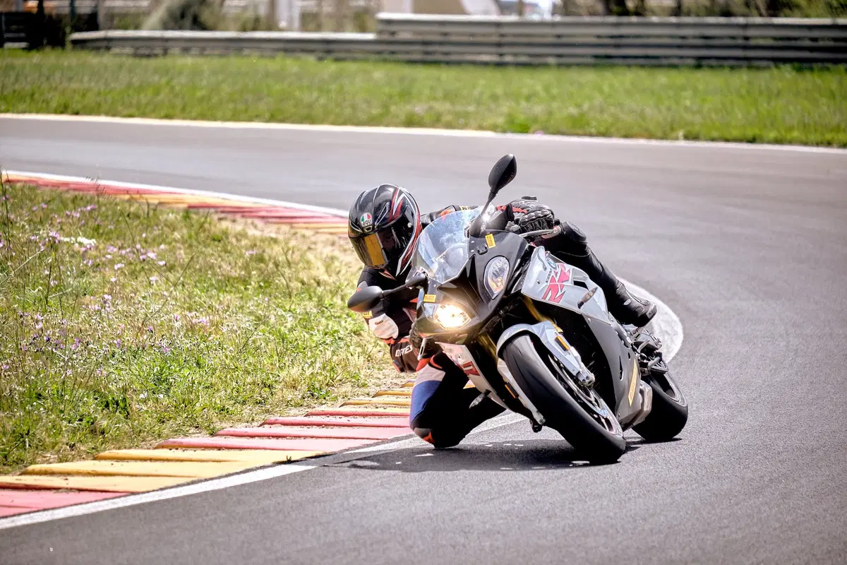 BMW S1000RR e Yamaha YZF-R1 stock Pirelli: le moto di Luca Salvadori e Fabrizio Lai (6)