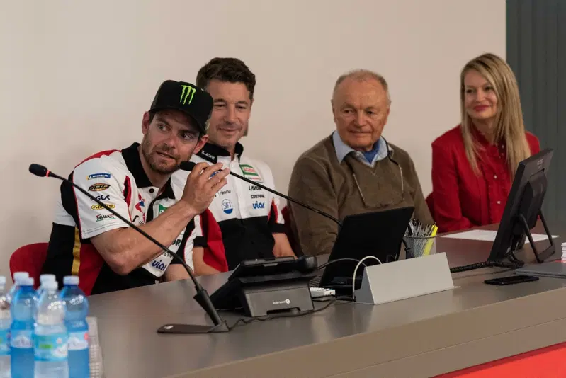 Cal Crutchlow parla nel corso della conferenza stampa