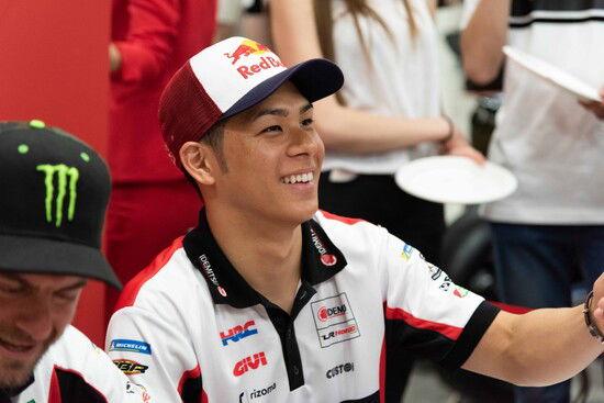 Takaaki Nakagami firma autografi nel corso del Meet and Great Givi