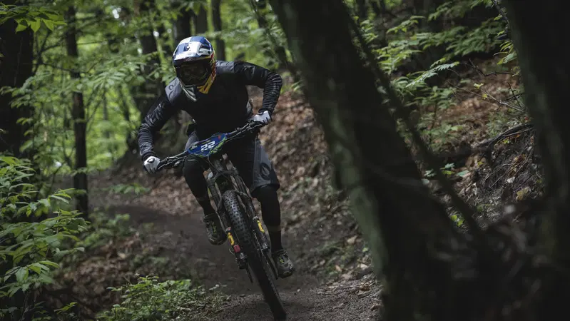 Fontana ProRider e-Vlog: eBike enduro nel fango a Pogno 