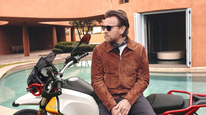 Moto Guzzi V85 TT, Ewan McGregor protagonista della campagna pubblicitaria