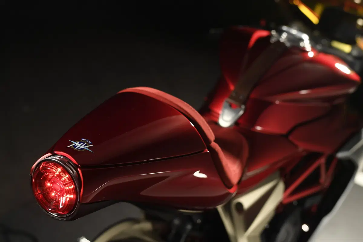 MV Agusta Superveloce 800 Serie Oro: 300 esemplari dal 2020 (7)